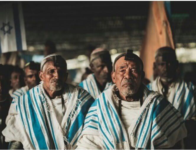 זקני הקהילה בבית הכנסת