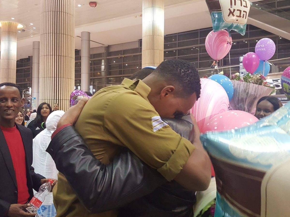 חייל מחבק את אביו ברגע האיחוד בנמל התעופה בן גוריון